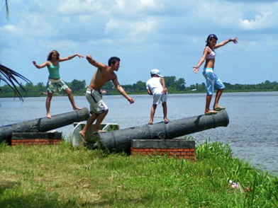 posing on a canoe in 'nieuw amsterdam' 
 surinam - Kim, Jori, Nikolai, Anieke